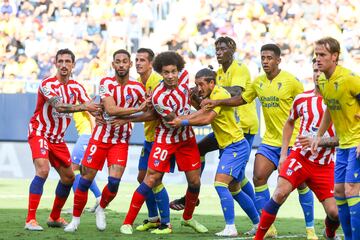 Savic, Cunha y Witsel ante los jugadores del cádiz. 