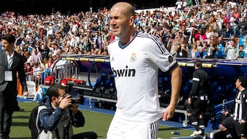 Zidane salta al césped del Bernabéu para disputar el Corazón Classic Match de 2013, con la Juventus como invitada. Aquel día el francés jugó minutos con los dos equipos.