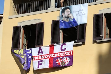El adi車s multitudinario a Davide Astori