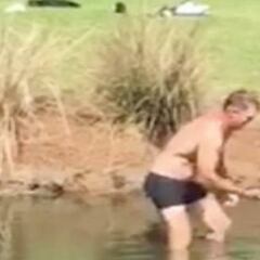 Greg Owen se desnudó para salvar a un pájaro herido