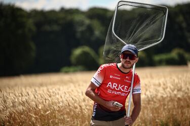 Un espectador alinea la ruta de la carrera con una red para atrapar los bidones durante la cuarta etapa de la 112.ª edición del Tour de Francia.