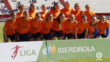 Las jugadoras del Valencia posan con una camiseta de &aacute;nimo para Marta Carro. 