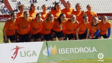 Las jugadoras del Valencia posan con una camiseta de &aacute;nimo para Marta Carro. 