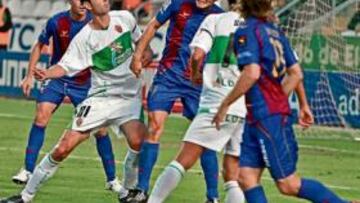 <b>PUGNA. </b>Miguel y Saúl intentan ganar un balón por alto ante la defensa en zona del Huesca, ayer en el Martínez Valero.