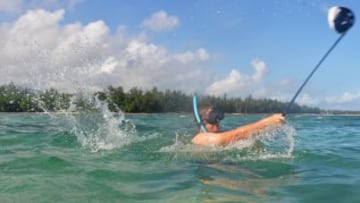 El golfista francés aprovecha las claras aguas de las Islas Mauricio para disfrutar del golf pero esta vez bajo el agua.