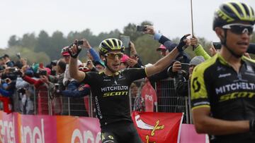 Simon Yates celebra la victoria de su compañero Esteban Chaves en la cima del Etna en el Giro de Italia 2018.