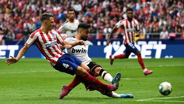 Santiago Arias en una acci&oacute;n con Jaume Costa en el Atl&eacute;tico-Valencia. 