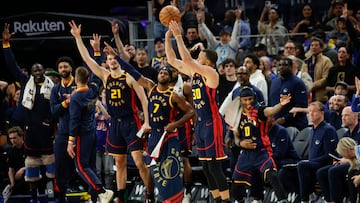 SAN FRANCISCO (United States), 05/04/2025.- Golden State Warriors guard Stephen Curry (C) shoots a three point basket against the Denver Nuggets during the first half of the NBA game between the Denver Nuggets and the Golden State Warriors in San Francisco, California, USA, 04 April 2025. (Baloncesto) EFE/EPA/JOHN G. MABANGLO SHUTTERSTOCK OUT