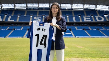 Intza Egiguren posa con la camiseta de la Real Sociedad y su nuevo dorsal, el 14, tras renovar hasta 2029 y pasar a formar parte del primer equipo.