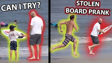 Un hombre roba una tabla de skimboard a un niño en dos escenas. En la primera, con el niño y su tabla. En la segunda, con un familiar corriendo detrás suyo.