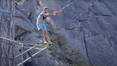 Arrestan a Chase Reinford por intentar un salto con cuerda de récord