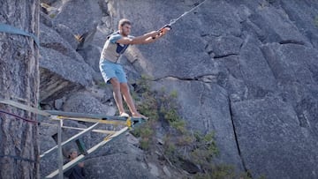 Chase Reinford a punto de lanzarse al agua con una cuerda