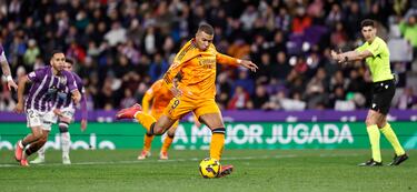 Fue el encargado de ejecutar el penalti que le pitaron a Mario Martín por su falta dentro de área a Bellingham. No falló el crack francés. Kylian Mbappé firma su hat-trick engañando a Hein en su golpeo, ejecutándolo al lado izquierdo, con el estonio venciéndose al contrario.