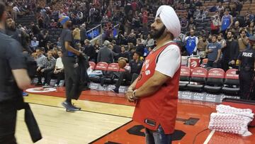 Desde la fundaci&oacute;n de los Raptors en los primeros asientos asientos de la Scotiabank Arena se puede observar a un particular personaje.