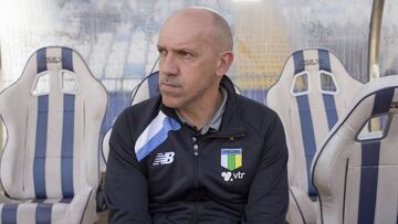 Futbol, Antofagasta vs O&#039;Higgins
 Decimoquinta fecha, campeonato de Clausura 2016/17.
 El entrenador de O&#039;Higgins Cristin Arn toma su lugar antes del partido de primera divisin contra Antofagasta  disputado en el estadio Bicentenario Calvo y Bascunan de Antofagasta, Chile
 
 21/05/2017 
 Cristian Rudolffi/Photosport************** 
 
 Football, Antofagasta vs O&#039;Higgins
 15th date ,Clousure Championship 2016/17.
 O&#039;Higgins coach Cristin Arn  takes his place prior to the cup chile football match against Antofagasta during the first division football match held at Calvo y Bascuan stadium in Antofagasta, Chile
 
 21/05/2017 
 Cristian Rudolffi/Photosport