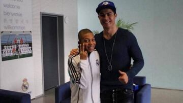 Mbapp&eacute; , juanto a Ronaldo en su visita a Madrid en 2012. 