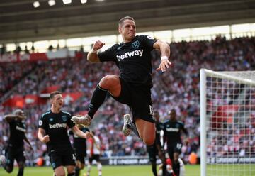 Después de tres años de ausencia, Chicharito volvió a anotar en la Premier League. Y lo hizo por partida doble. El West Ham rozó la heroica gracias al mexicano, quien aprovechó dos rebotes en el área para apuntarse un doblete que significó la igualada para ‘Los Hammers’, que debieron remontar un 2-0 en contra con 10 hombres. Sin embargo, la mala suerte acompañó a los del este de Londres, ya que Charlie Austin embocó un penalti en el último minuto. El West Ham aún no tiene puntos en el arranque de la liga inglesa y es último lugar, por diferencia de goles.