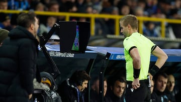 Un colegiado viendo la pantalla del VAR.