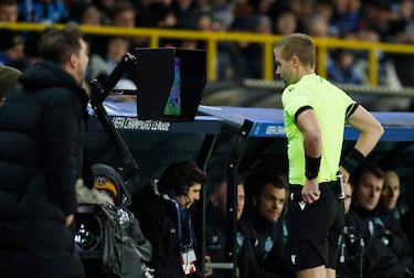 El árbitro sueco Glenn Nyber acude al monitor de VAR para comprobar un penalti por mano de Joaquin Seys. 