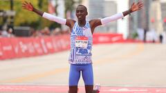 Kelvin Kiptum celebra su victoria en la Maratón de Chicago y su récord del mundo en la distancia.