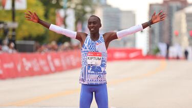 Kelvin Kiptum celebra su victoria en la Maratón de Chicago y su récord del mundo en la distancia.