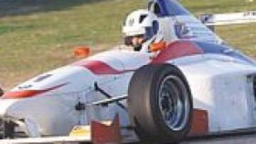 <b>SOBRE RUEDAS. </b>Reyes Estévez aparcó sus zapatillas de clavos para enfundarse por unas horas el mono de piloto de coches y disfrutar así en el Jarama.