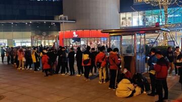 Cientos de aficionados de Genshin Impact haciendo cola en un KFC.