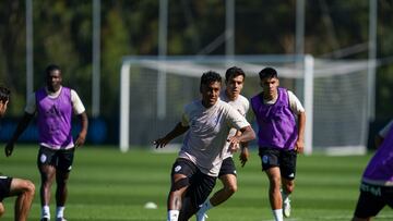 El centrocampista peruano Renato Tapia, durante un entrenamiento del Celta.