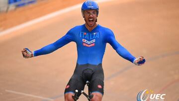 Samuele Manfredi celebra su triunfo en persecuci&oacute;n individual en los Campeonatos de Europa de Ciclismo en Pista junior.