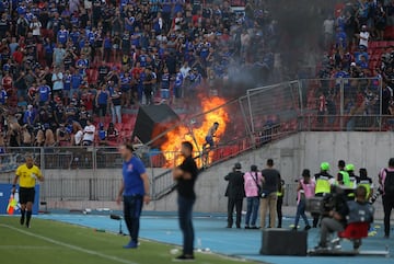 En el partido entre Universidad de Chile e Internacional de Brasil de la segunda fase de la Copa Libertadores se produjeron incidentes tanto dentro como fuera del estadio. En el minuto 83, cayeron varios proyectiles a la cancha lanzados por ultras de la 'U'. Pese al incendio en la tribuna el colegiado decidió continuar el partido. 