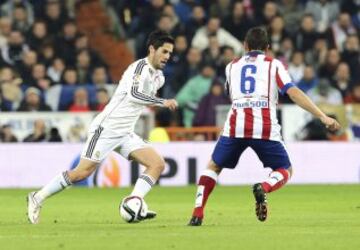 Isco ante Koke.