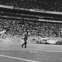 Gordon Banks niega a Pelé en el primer 'partido del siglo'