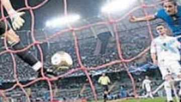 <b>ATENTO. </b>Así remató Luca Toni el segundo gol de Italia.