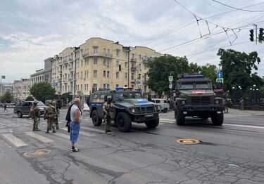 Los combatientes del grupo mercenario privado de Wagner hacen guardia en una calle cerca de la sede del Distrito Militar del Sur en la ciudad de Rostov.