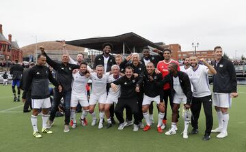 El equipo All-Stars de Gullit celebran la victoria. 