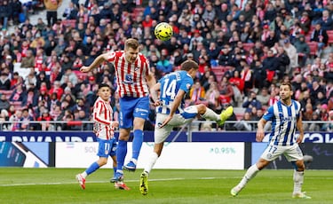 Sorloth marca de cabeza el 1-0 al Alavés. 