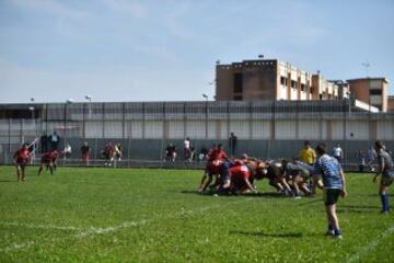  La Drola participa en una temporada regular jugando partidos reales contra equipos reales hechas por los jugadores libres. Este proyecto liderado por la asociación sin fines de lucro  “Ovale Oltre le Sbarre” promueve los valores éticos del deporte jugando al juego: la observación de las normas, la lealtad, la solidaridad, el apoyo mutuo de los compañeros y el respeto a los oponentes.