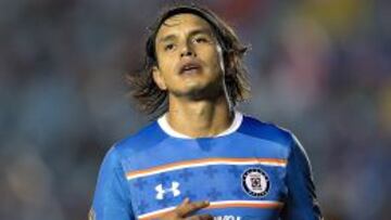 Gerardo Flores en acción durante la derrota de Cruz Azul ante Pachuca en fase de grupos de Copa MX.