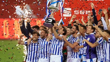 Asier Illarramendi of Real Sociedad lifts the trophy after winning with his team the Copa Del Rey Final match between Real Sociedad and Athletic Club at Estadio de La Cartuja on April 3, 2021 in Seville, Spain. Sporting stadiums around Spain remain under strict restrictions due to the Coronavirus Pandemic as Government social distancing laws prohibit fans inside venues resulting in games being played behind closed doors. (Photo by Jose Breton/Pics Action/NurPhoto via Getty Images)