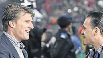 <b>AMIGOS. </b>Laudrup saluda a Mijatovic el día en el que el Madrid jugó en Bucarest la Champions.