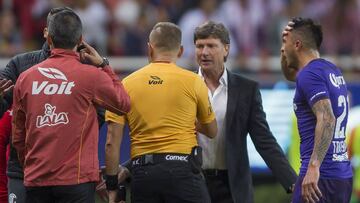 Hern&aacute;n Cristante, DT del Toluca, sali&oacute; molesto a la conferencia de prensa tras el duelo ante Chivas. El &aacute;rbitro anul&oacute; de manera pol&eacute;mica el gol que pudo significar el empate.