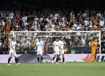 1-2. La desolaci¨®n de los jugadores del Valencia tras el segundo gol de Alexandre Lacezette.