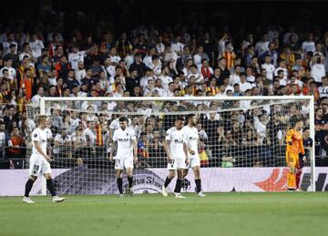 1-2. La desolación de los jugadores del Valencia tras el segundo gol de Alexandre Lacezette.