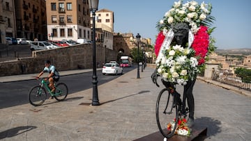 Vista de la estatua a Federico Martín Bahamontes en el mirador de Toledo con una corona de flores tras conocerse este martes la muerte del primer ganador español del Tour de Francia a los 95 años.