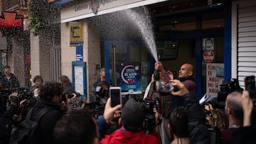 Empleados de la administración situada en la Avenida de la Generalitat celebran que han vendido parte del número 5490 correspondiente al 'Gordo' del Sorteo Extraordinario de la Lotería de Navidad, a 22 de diciembre de 2022, en Barberà del Vallès, Barcelona, Catalunya (España). La administración de lotería número 2 de Barberà del Vallès ha vendido cinco series del número 5.490, agraciado con el Gordo de Navidad, con lo que ha repartido 20 millones del premio, aparte de las terminaciones y la pedrea, mientras que otros nueve décimos del Gordo también se han vendido en Cataluña. En esta ocasión, el sorteo cuenta con un total de 2.520 millones de euros en juego en premios, lo que supone 112 millones más que el año pasado. El premio del Gordo reparte un total de 4 millones de euros a la serie, lo que significa que otorga 400.000 al décimo.
22 DICIEMBRE 2022;BARBERÀ DEL VALLÈS;BARCELONA;SORTEO EXTRAORDINARIO;LOTERIA;2022;GORDO
Pau Venteo / Europa Press
22/12/2022