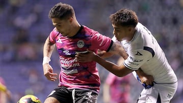 MEX1145. PUEBLA (MÉXICO), 28/01/2025.- Efrain Orona (d) de Puebla disputa el balón con Luis Amarilla (i) de Mazatlan este martes, durante un partido por la jornada 4 del torneo Clausura 2025 de la Liga MX entre Puebla y Mazatlán en el estadio Cuauhtémoc, en Puebla (México). EFE/ Hilda Rios