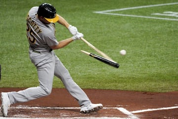 Stephen Piscotty, de los Oakland Athletics, golpeó la bola con tal ímpetu que partió el bate durante el partido de la liga estadounidense de béisbol (MLB) contra los Tampa Bay Rays en el Tropicana Field de San Petersburgo, Florida. Los Oakland Athletics lograron el triunfo por 2-1.