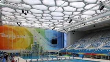 <b>ESCENARIO FUTURISTA. </b>Las burbujas semitransparentes del Cubo de Agua filtran la luz natural sobre la piscina donde ayer mismo se entrenaban ya algunos nadadores.