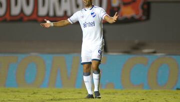 GOIANIA, BRAZIL - AUGUST 09: Luis Suarez of Nacional reacts during a Copa CONMEBOL Sudamericana quarter final second leg match between Atletico Goianiense and Nacional at Serra Dourada Stadium on August 09, 2022 in Goiania, Brazil. (Photo by Andressa Anholete/Getty Images)