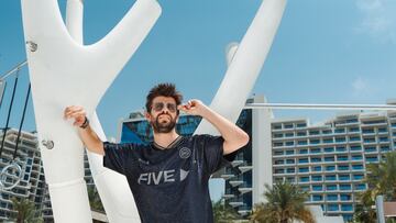 Gerard Piqué se pone la camiseta de fútbol más cara del mundo: 5.000 euros